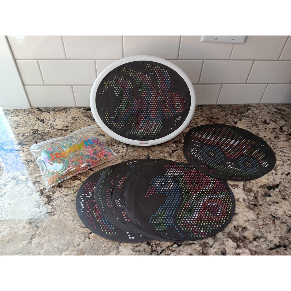 *Works* LITE BRITE OVAL HD Mixed Color with Lite Stakes 6 unused Templates